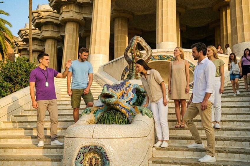 Un groupe de personnes se tient sur des marches devant une sculpture en mosaïque aux couleurs vives. 5