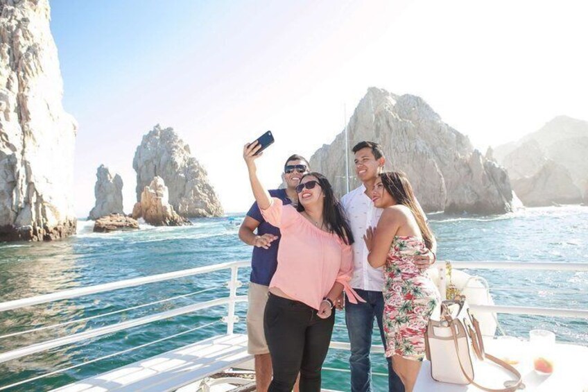 Un grupo de personas en un barco con un litoral rocoso al fondo. 3