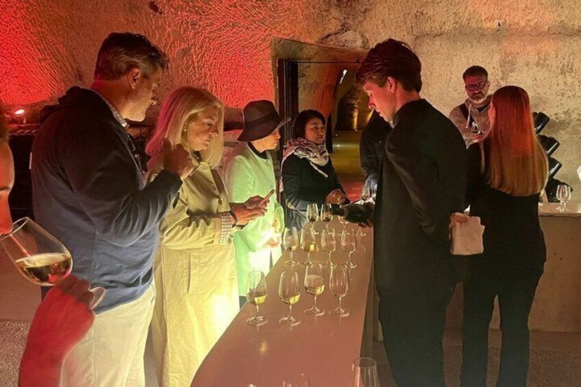 Personas reunidas alrededor de una mesa con copas de vino. 2