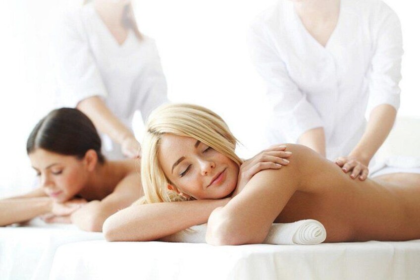Una sesión de terapia de masajes con dos clientes y un terapeuta. 5