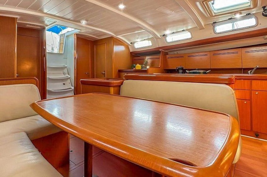 Ein Holztisch und eine Bank im Inneren eines Bootes. 3