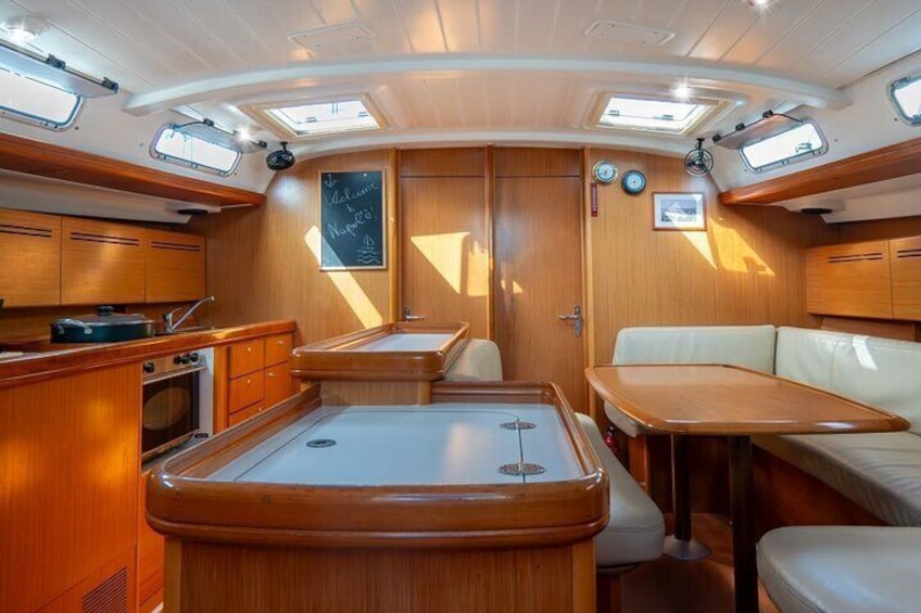 Un intérieur chaleureux avec des meubles en bois, une table de billard et un coin salon. 4