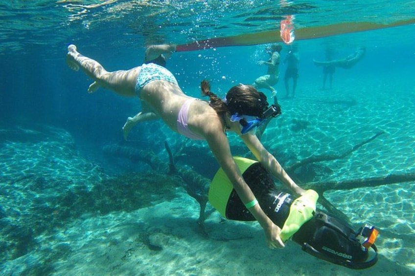 Iemand snorkelt onder water, met een snorkel en vinnetjes. 2
