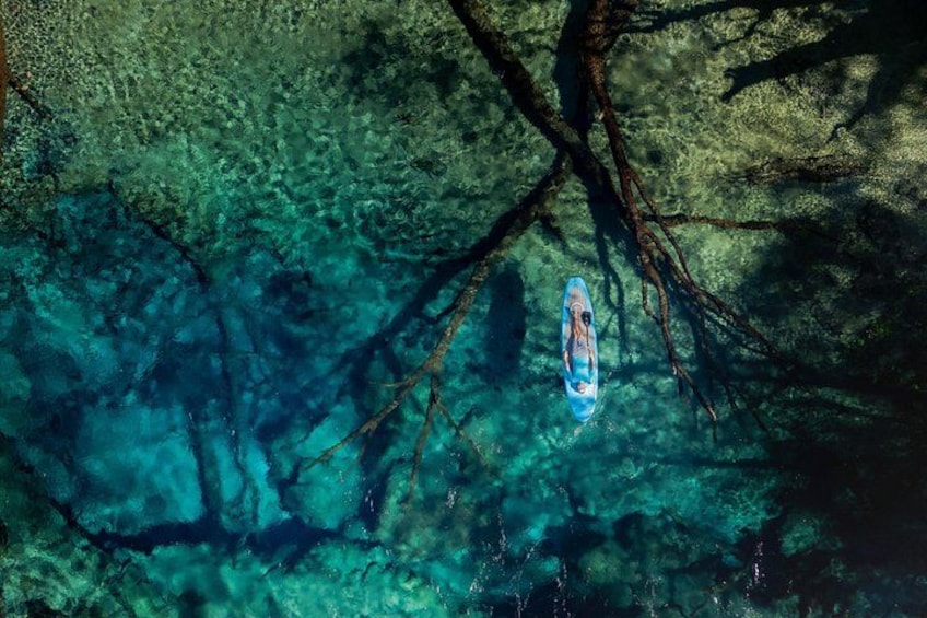 Een helderblauw waterlichaam met een boot. 1