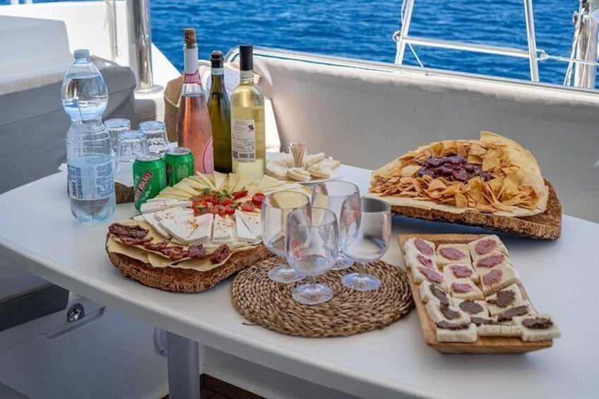 Une table dressée avec divers aliments et boissons sur un bateau. 4