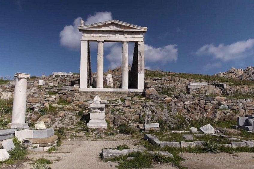 Ruinas antiguas con columnas y estructuras de piedra en una ladera. 2