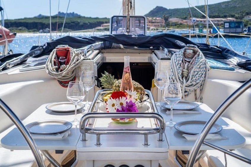 Mesa de barco dispuesta con platos, vasos y una botella. 3