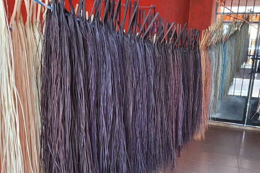 Un perchero con escobas de distintos colores en una habitación. 4