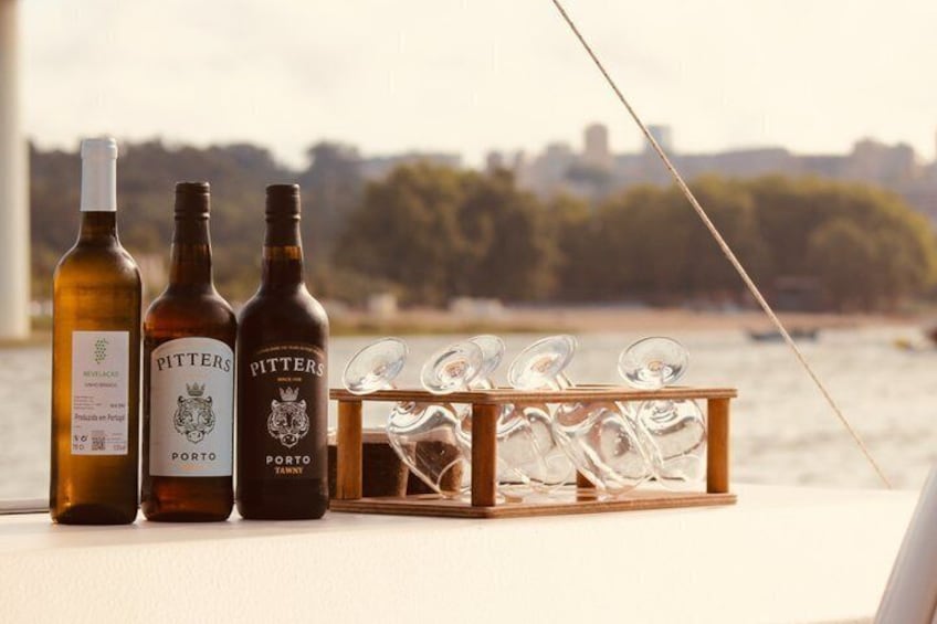 Porto: Douro River Boat Cruise with Port Wine and Snacks 5