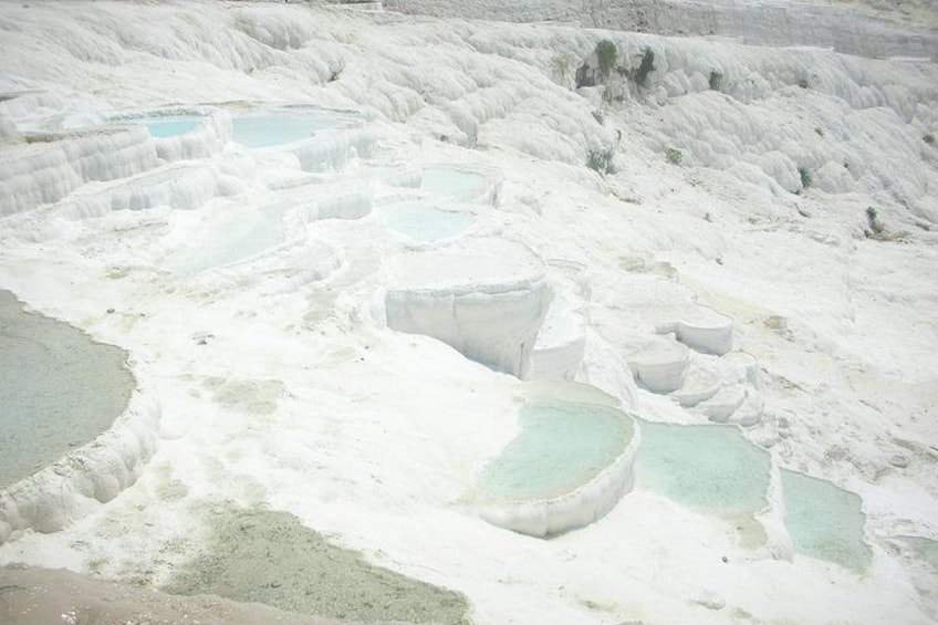 Piscinas naturales escalonadas con formaciones blancas de travertino. 5