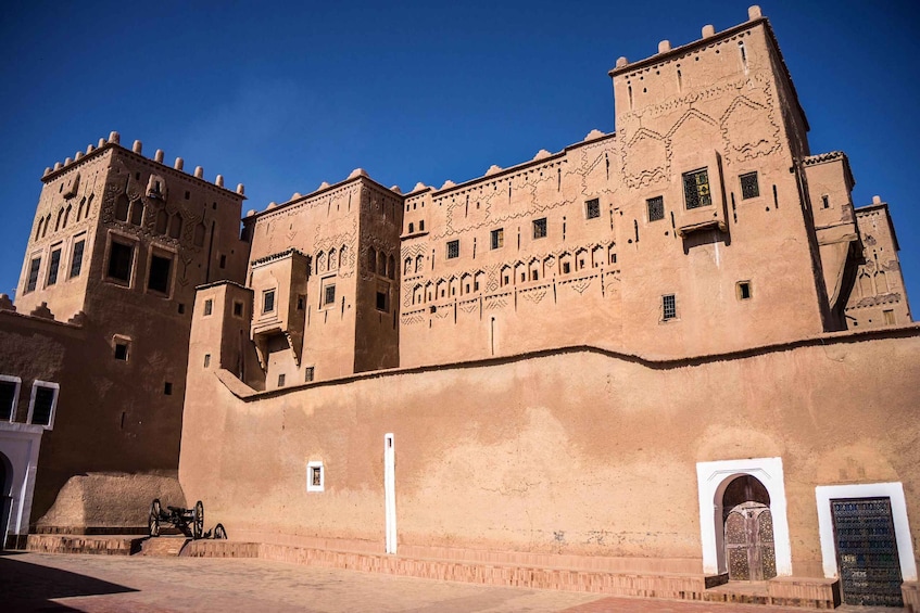 Una gran fortaleza de diseño intrincado, con múltiples torres y ventanas en arco. 5
