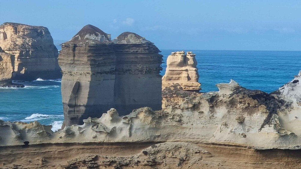 Un paisaje costero con formaciones rocosas destacadas y el océano. 5