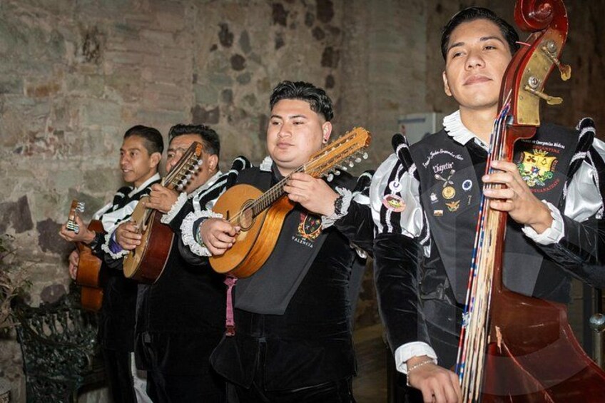 Street party with the Estudiantina of Guanajuato 4
