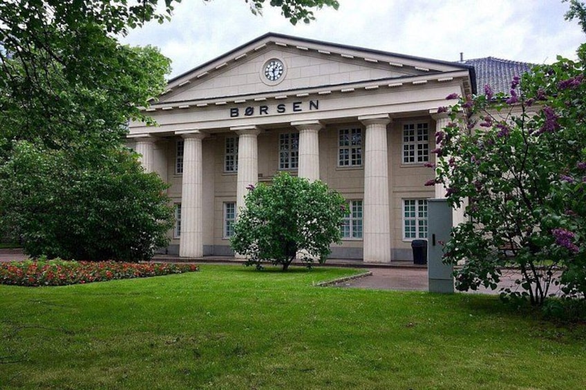 A building with columns and the word 'BORSEN' on it. 2