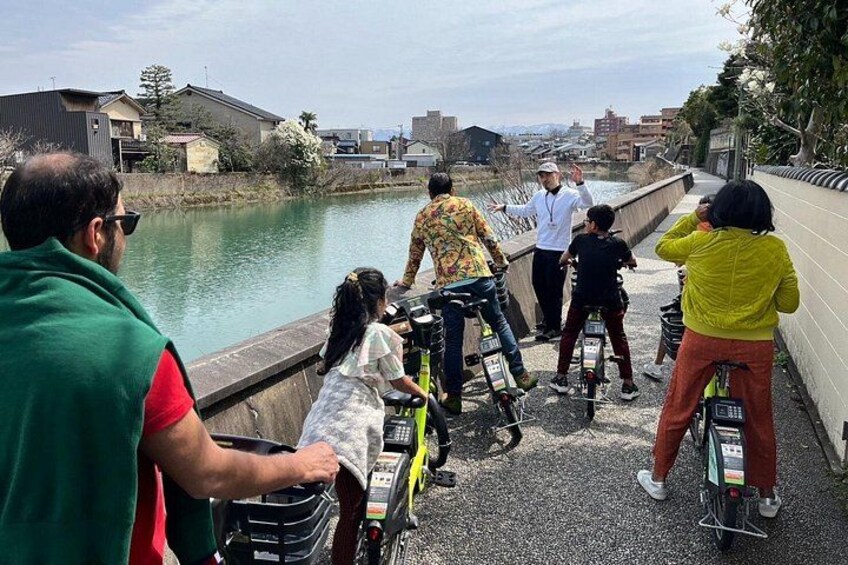The local guide Ti is explaining about Asanogawa river (Female river) 1