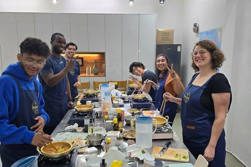 Un grupo de personas preparando comida en una cocina. 4