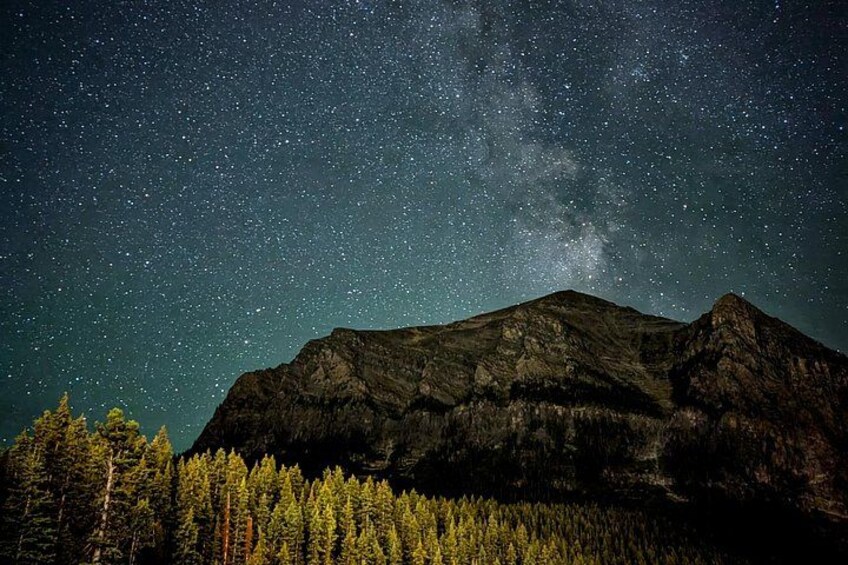 Montaña bajo un cielo estrellado con la Vía Láctea visible. 2