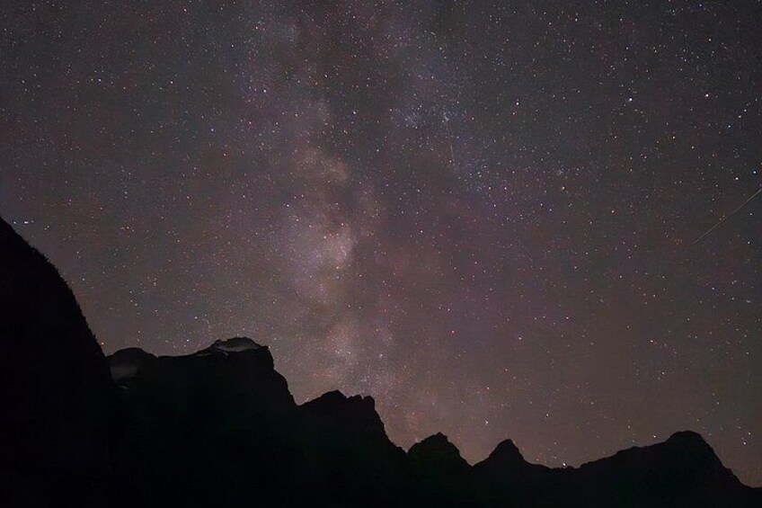 Cielo estrellado sobre un paisaje montañoso. 3