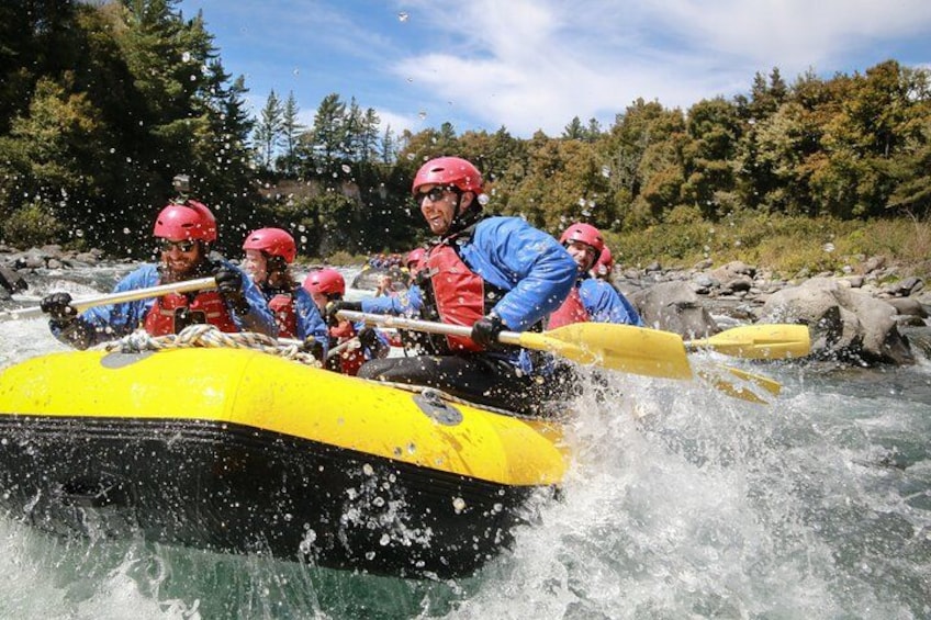 Un grupo de personas en un bote amarillo navegando por un río. 1
