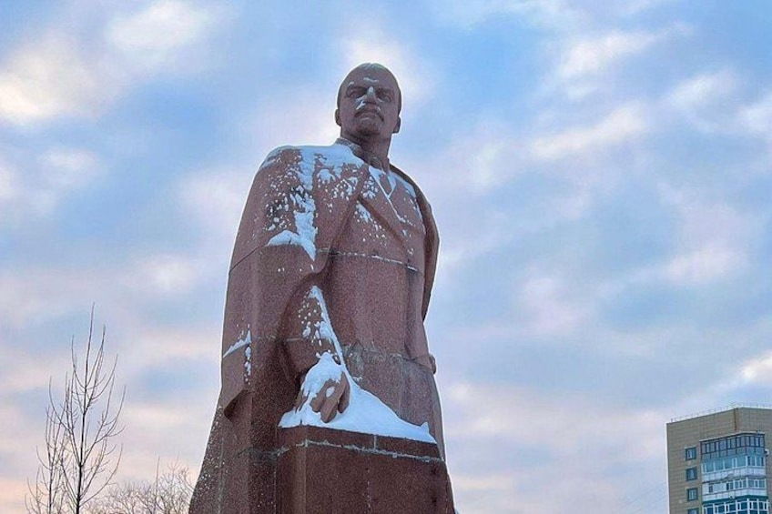 Eine große, mit Schnee bedeckte Statue, im Hintergrund ein Gebäude. 2
