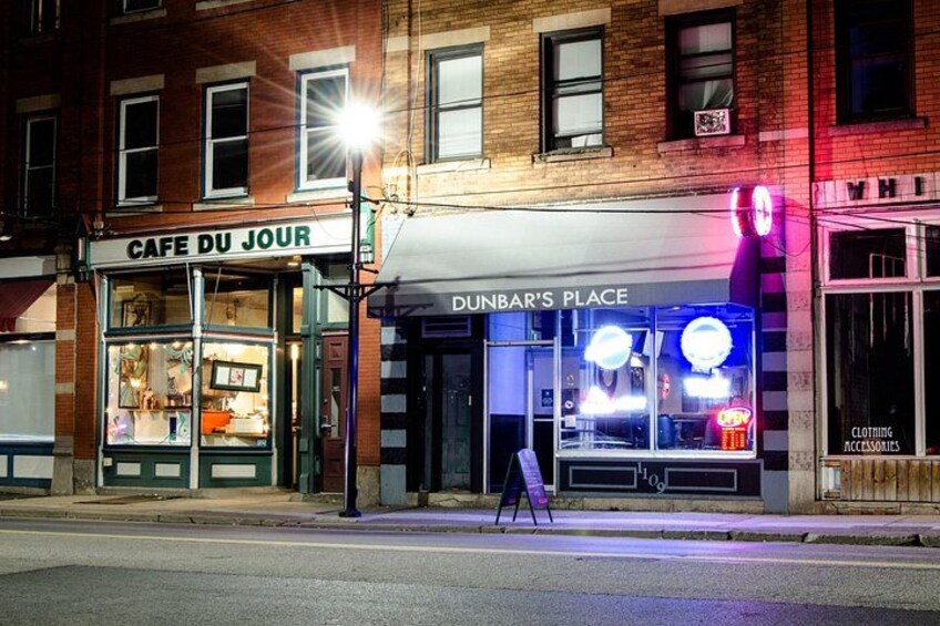 Une rue bordée de boutiques, notamment le Café Du Jour et l’établissement Dunbar’s Place. 3