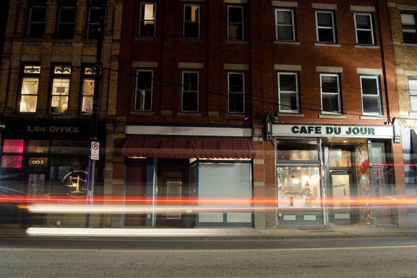 Une vue de rue avec un cabinet d’avocats et un café. 2