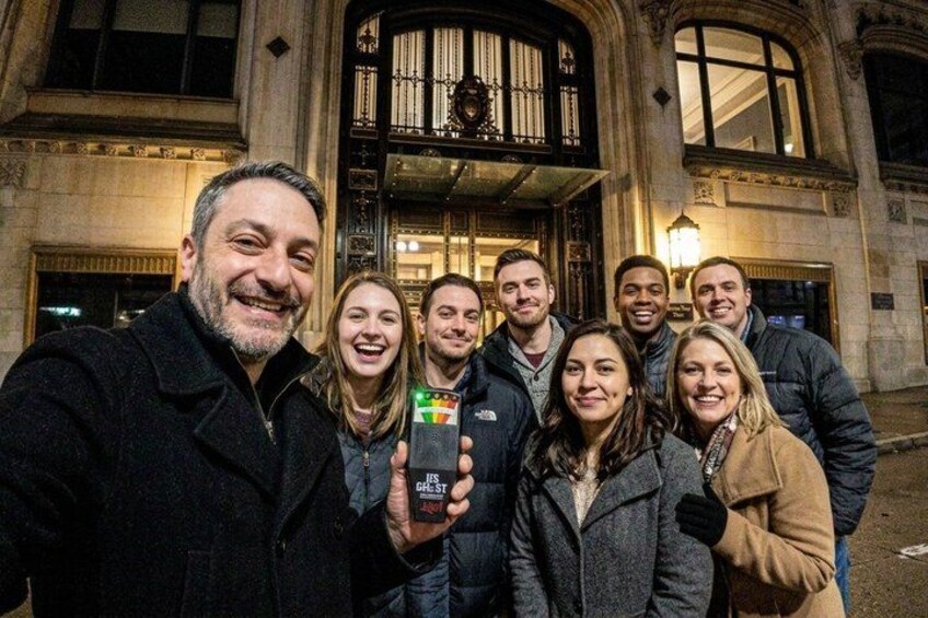 Un groupe de personnes se tient devant un bâtiment historique à l’architecture richement décorée. 5