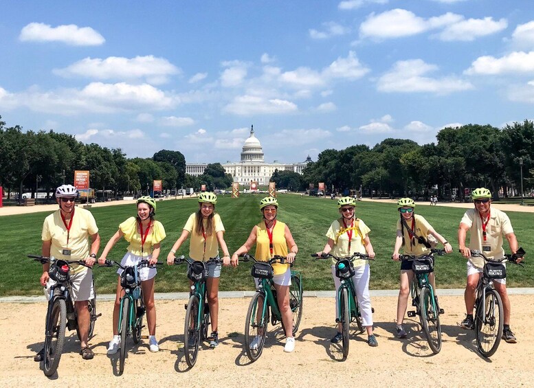 Un grupo de ciclistas frente al edificio del Capitolio. 1