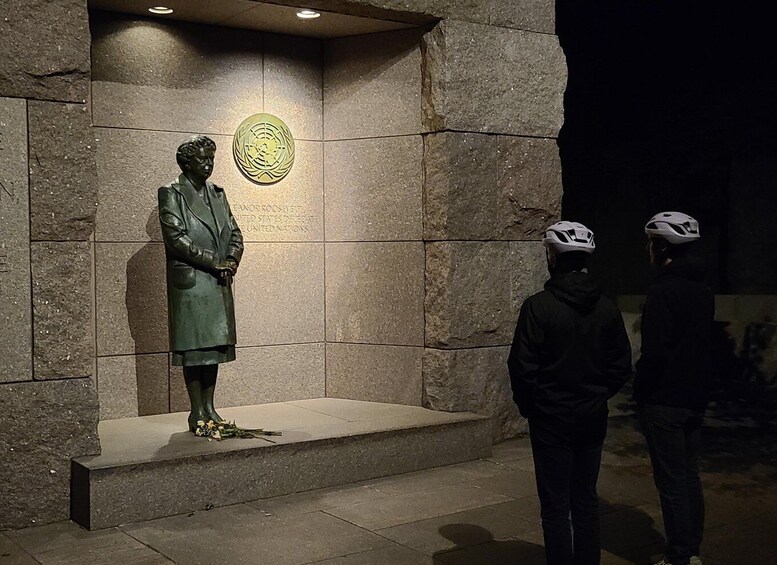 Una estatua de un hombre con traje, con un emblema de la ONU en la pared de fondo. 2