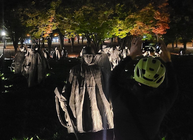 Evento de Halloween con gente disfrazada de fantasmas y una persona usando casco. 4