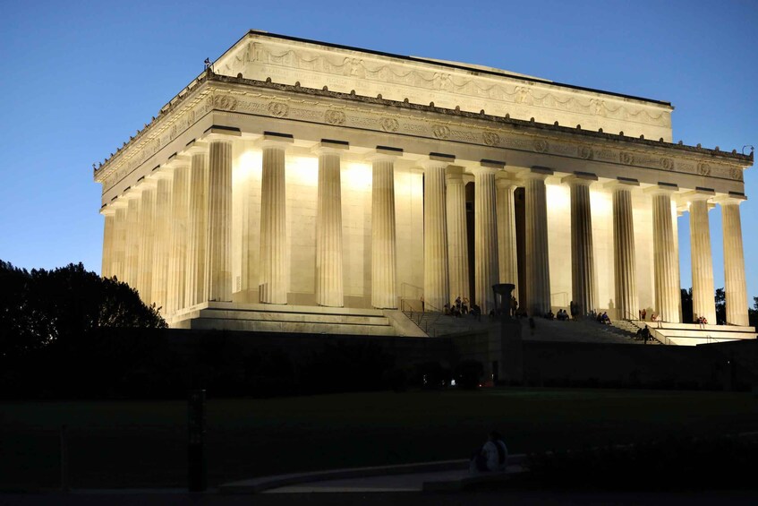 El Lincoln Memorial al atardecer, con columnas iluminadas y cielo despejado. 1