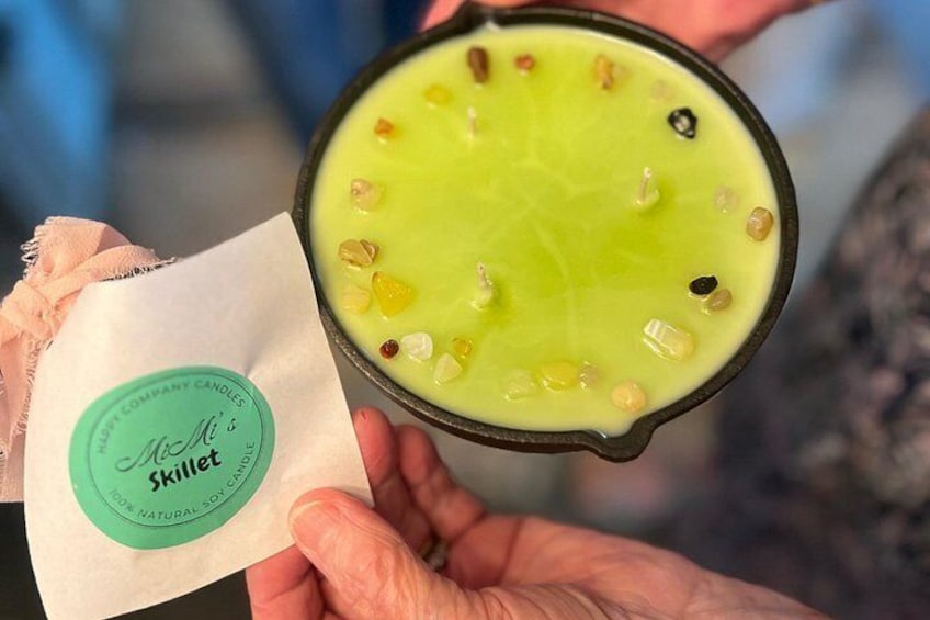 Una mano sostiene un recipiente con líquido verde y semillas, una etiqueta que dice 'Skillet' y una pequeña bolsa de papel. 3