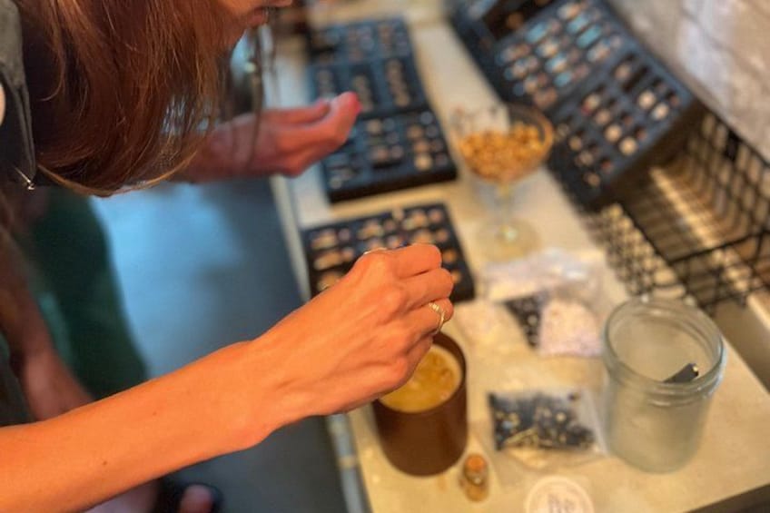 Une personne préparant une boisson à l’aide d’une machine à café et de divers ingrédients. 2