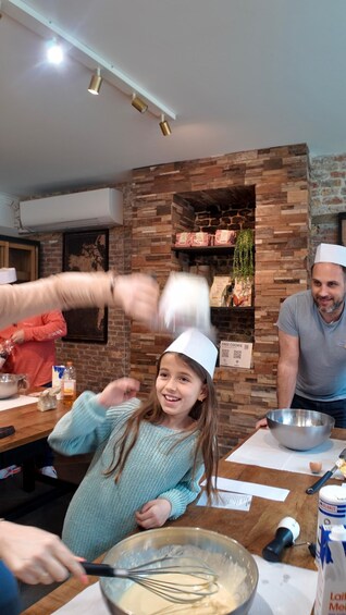 Una persona con gorro de chef mezclando ingredientes en un tazón. 3