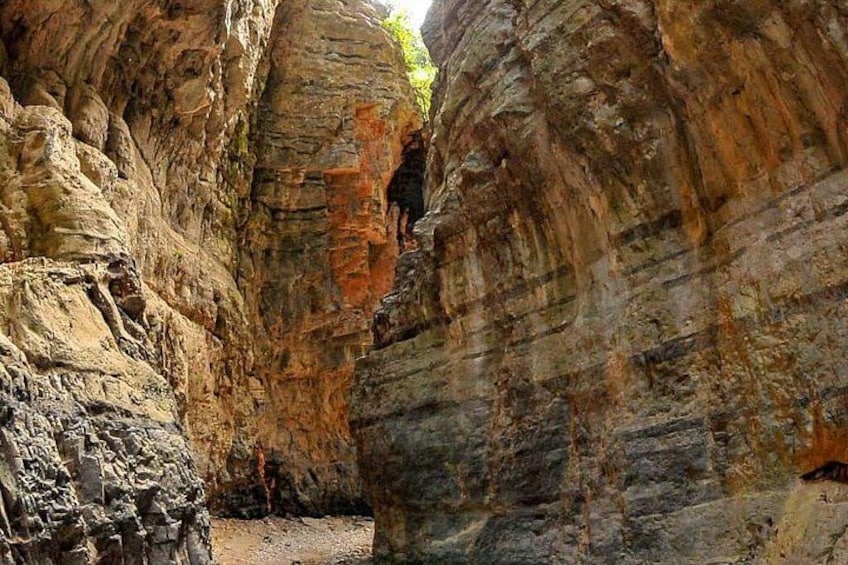 Iemand beklimt een rotsachtige canyonwand. 3