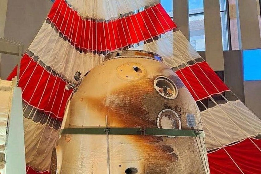 Una estructura metálica con paneles rojos y blancos, posiblemente parte de una exposición o instalación. 2