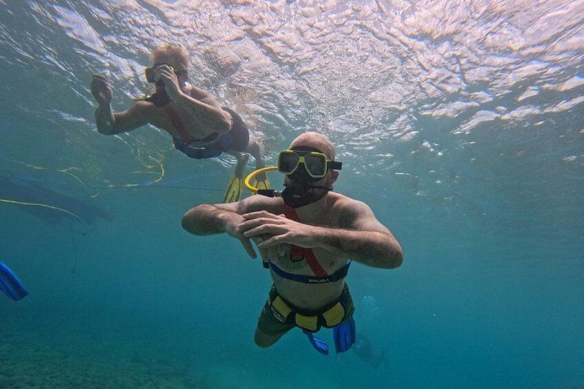 Due persone fanno immersioni subacquee. 2