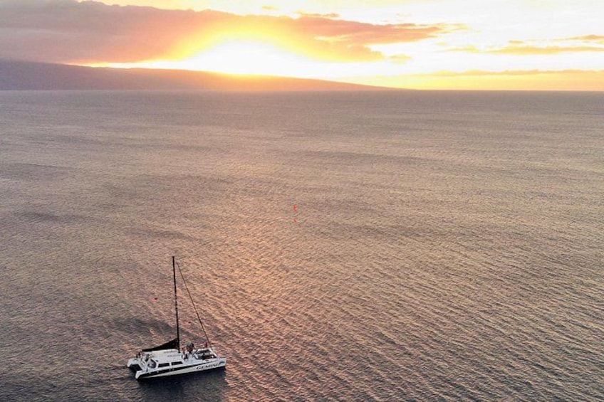Ein Segelboot auf ruhigem Wasser bei Sonnenuntergang. 2