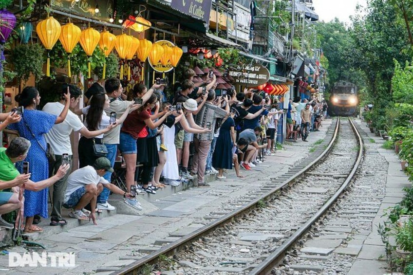 Hanoi Walking Street Food Tour with Train Street 1