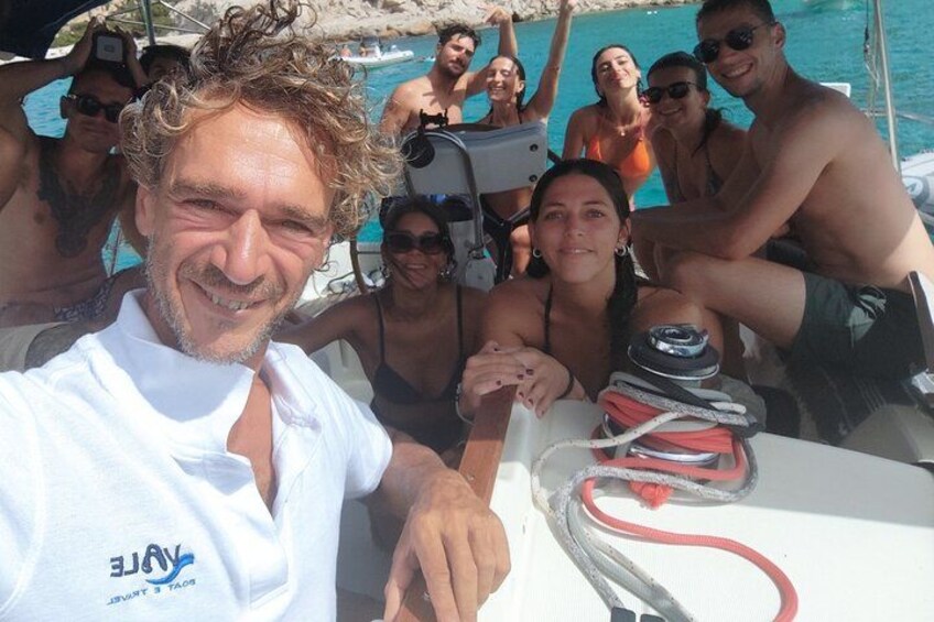En grupp människor på en båt, med en pool i bakgrunden. 5