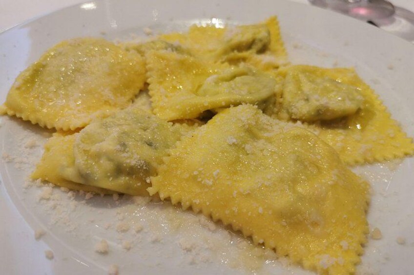 Ravioli op een bord. 2