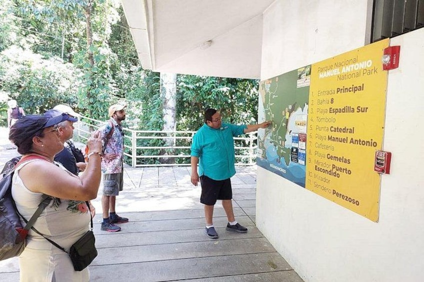 Tabella informativa turistica con una mappa e un elenco di attrazioni del parco. 4