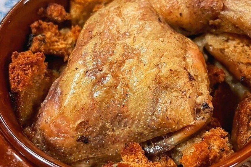 Un pollo asado en un recipiente de cerámica con pan rallado crujiente. 5