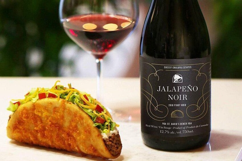 Een taco en een fles Jalapeño Noir wijn. 2