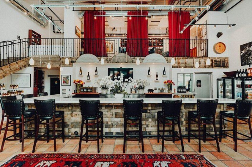 Een moderne keuken met een bar, rode gordijnen en een kamerbreed tapijt met patroon. 3