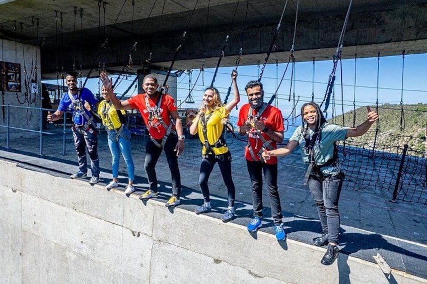 Eine Gruppe von Menschen bereitet sich auf eine Zipline-Aktivität vor. 2
