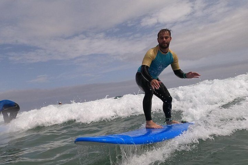 Una persona surfeando una ola. 2