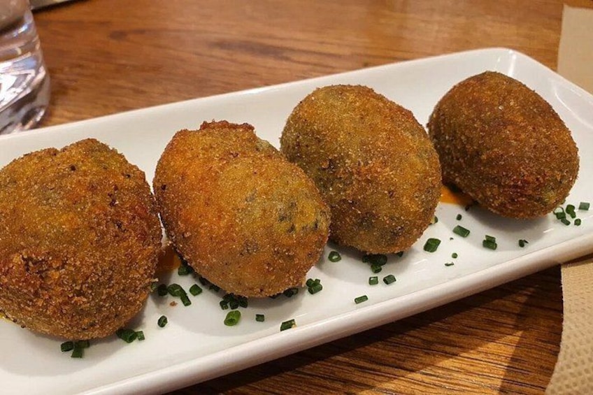 Girona Evening Food Tour and Tapas Bar Experience 4