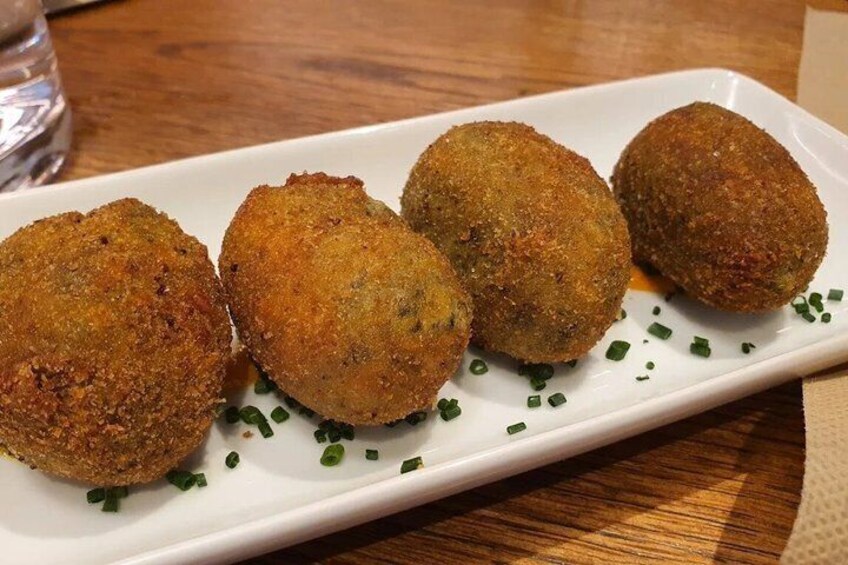 Girona Evening Food Tour and Tapas Bar Experience 4