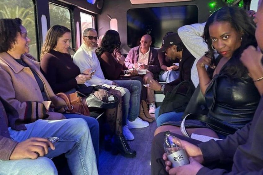 Pasajeros sentados en el interior de un autobús, algunos sosteniendo bebidas. 3
